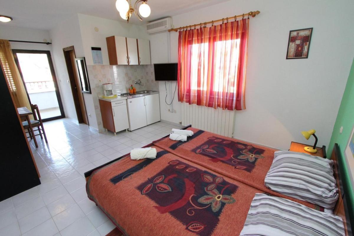 Apartments Jasna ロヴィニ エクステリア 写真